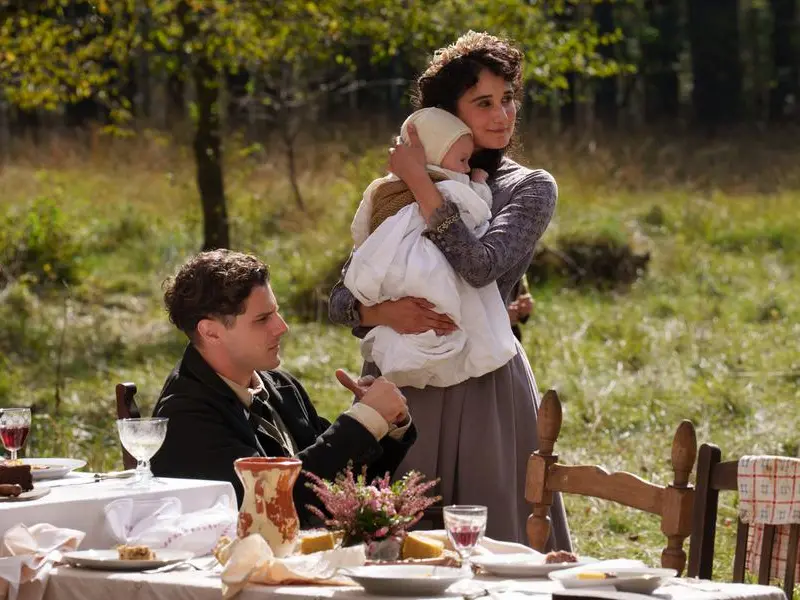 Chi è Linda Caridi, l’attrice che interpreta la protagonista nella fiction di Rai 1 “Prima di noi”