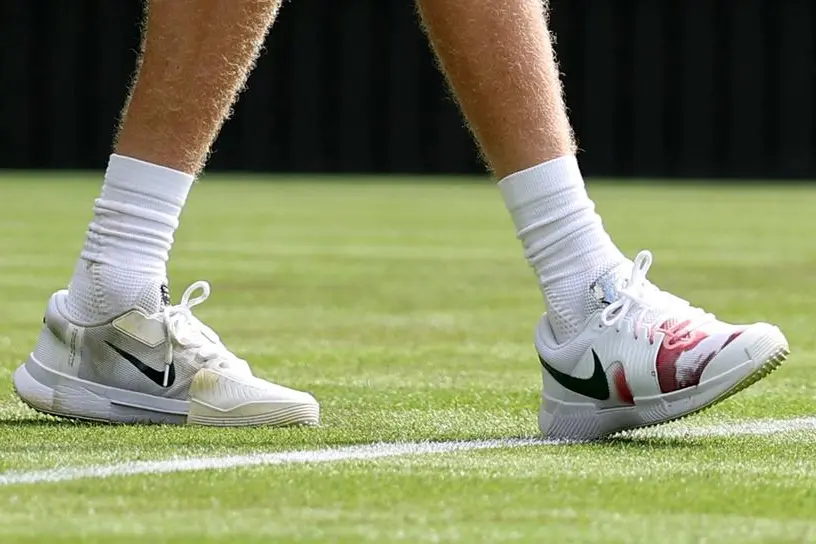 Tennis - Wimbledon - All England Lawn Tennis and Croquet Club, London, Britain - June 29, 2026 Blood is seen on the shoe of Italy's Jannik Sinner during his first round match against Serbia's Miomir Kecmanovic REUTERS/Toby Melville