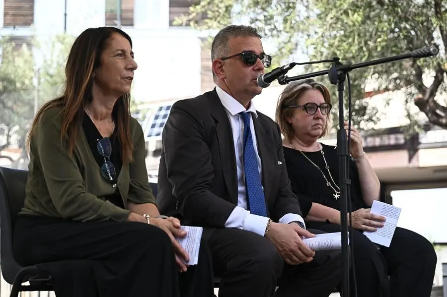Da sinistra: Egle Possetti, presidente del Comitato Vittime del Crollo del Ponte Morandi, con gli avvocati del comitato Raffaele Caruso e Graziella Delfino, durante la conferenza stampa successiva alla lettura della sentenza di primo grado nel processo per il Crollo del Ponte Morandi