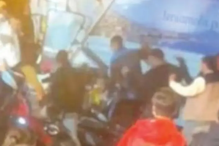 Un frame video dell\\'aggressione di una baby gang di minorenni nel quartiere del Vomero a Napoli il 12 ottobre scorso