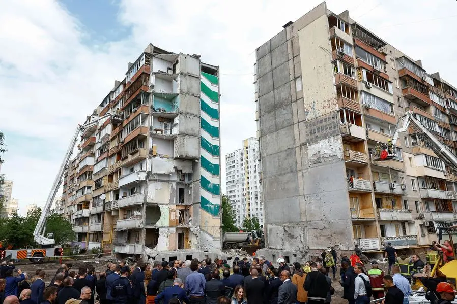 Missioni diplomatiche nei pressi del condominio a Kyiv colpito e distrutto da un attacco russo. , REUTERS