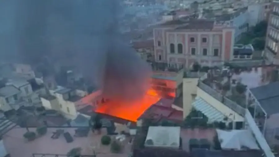 Il Teatro Sannazaro di Napoli, 170 anni di storia e la sfida di rinascere dopo l’incendio
