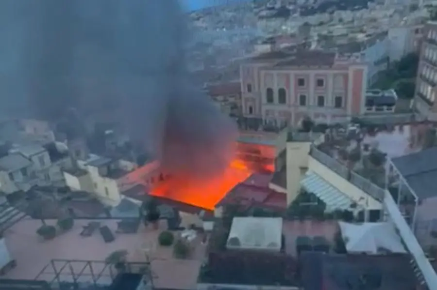 Il fermo ioimmagine di un video che mostra fiamme e fumo salire dall\\'incendio che ha avvolto il teatro Sannazaro di Napoli , ANSA