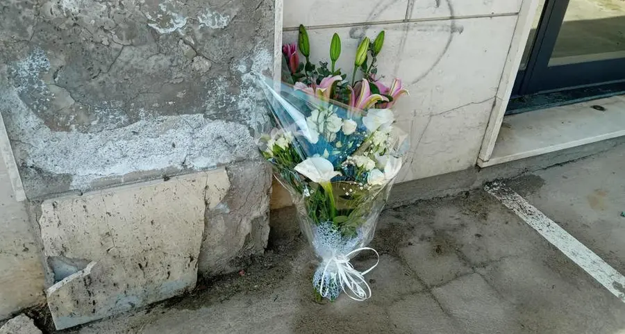 Catanzaro, quei bambini stretti tra le braccia della madre: quando il dolore diventa più forte della vita