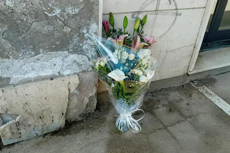 Un mazzo di fiori sul luogo a Catanzaro dove una donna si \\u00E8 gettata dal balcone tenendo in braccio tre figli. Catanzaro 22 aprile 2026.ANSA/LUANA COSTA , ANSA