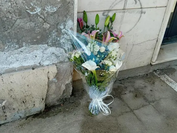 Catanzaro, quei bambini stretti tra le braccia della madre: quando il dolore diventa più forte della vita