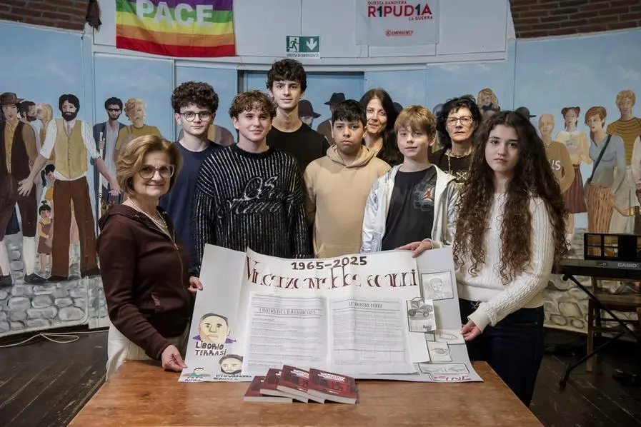 Gli studenti e docenti della scuola media Dante Alighieri di Cerro Maggiore (Milano) con il giornale che hanno scritto in memoria di Vincenzo Mul\\u00E8 (1965-1981) \\u00A9Fabrizio Annibali , Fabrizio Annibali