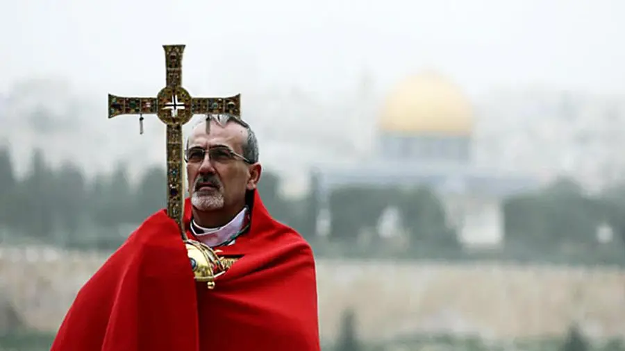 Pizzaballa, il cardinale sotto le bombe che in Terra Santa sfida l’odio: «Dio è con chi sta morendo, non con chi fa la guerra»