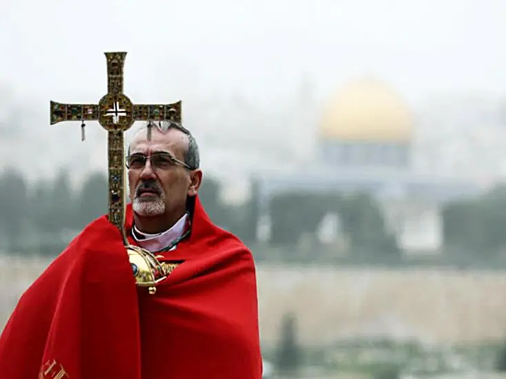 Pizzaballa, il cardinale sotto le bombe che in Terra Santa sfida l’odio: «Dio è con chi sta morendo, non con chi fa la guerra»