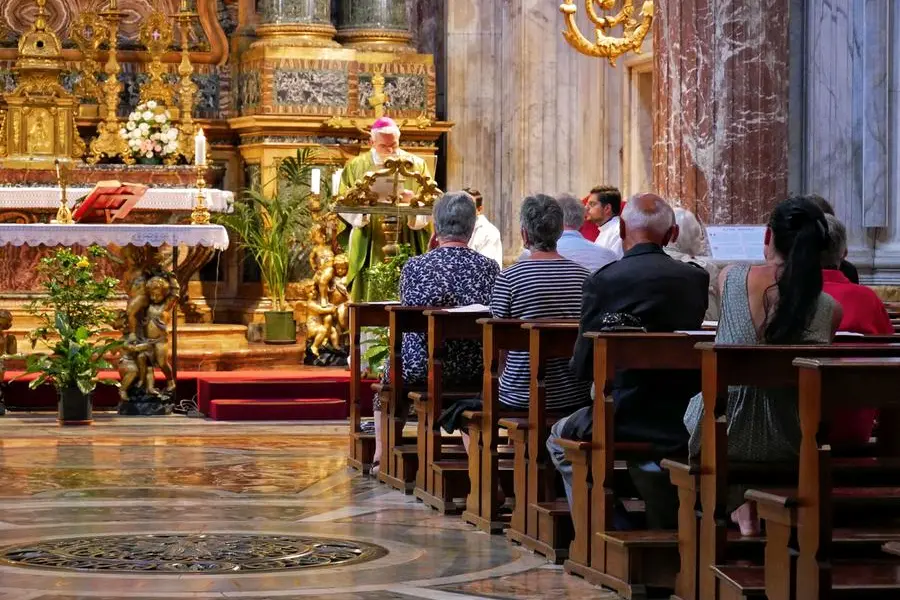 Fedeli durante una celebrazione in una parrocchia di Roma , Getty Images