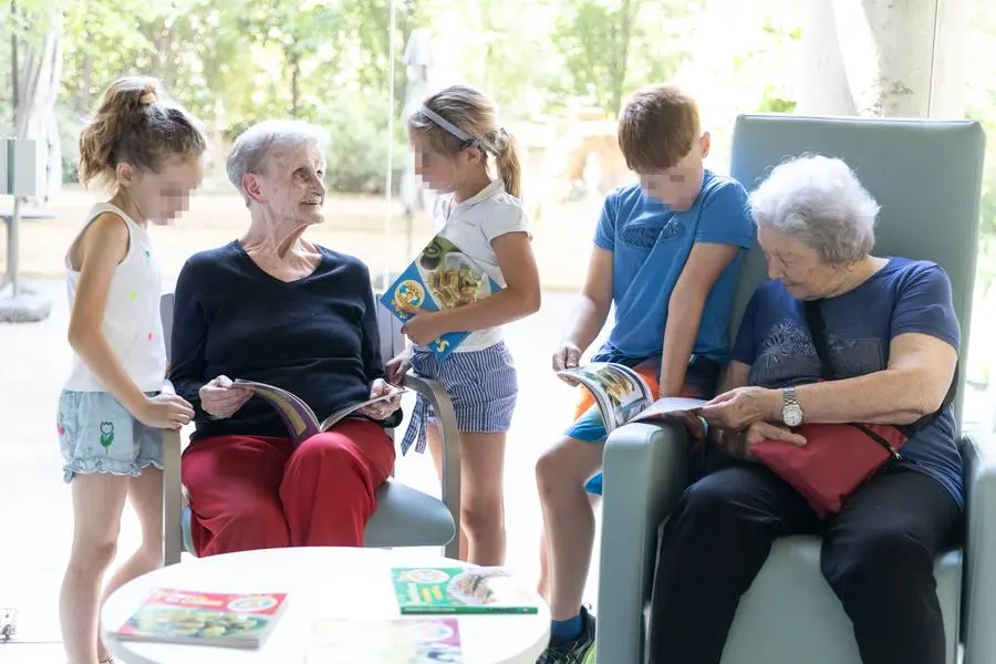 Elective grandchildren and grandparents, chats and readings during the summer camp of the Requesti Hospital Foundation.