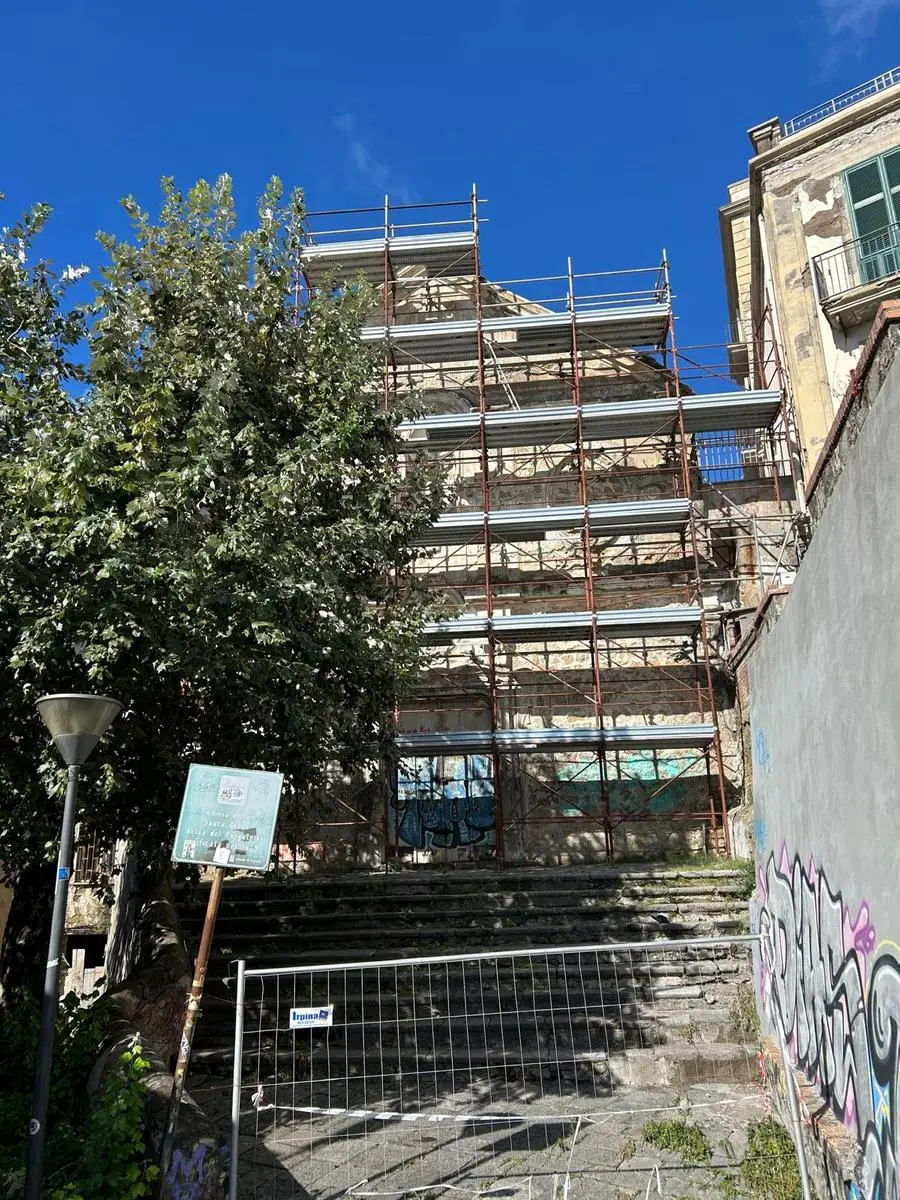 La Chiesa di Santa Croce a Pozzuoli con le impalcature dopo le scosse dello scorso luglio.