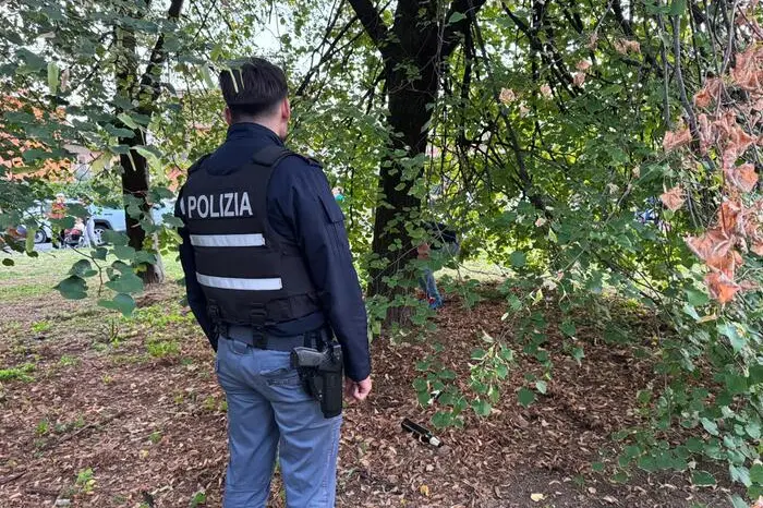 Un neonato \\u00E8 stato trovato in un sacchetto per strada nel pomeriggio a Cinisello Balsamo, comune alle porte di Milano da una donna che portava il cane a passeggio , ANSA
