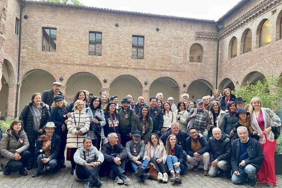 Il gruppo degli artisti dell'edizione FabrianoInAcquerello 2024 nel chiostro del Museo della carta e della filigrana di Fabriano.