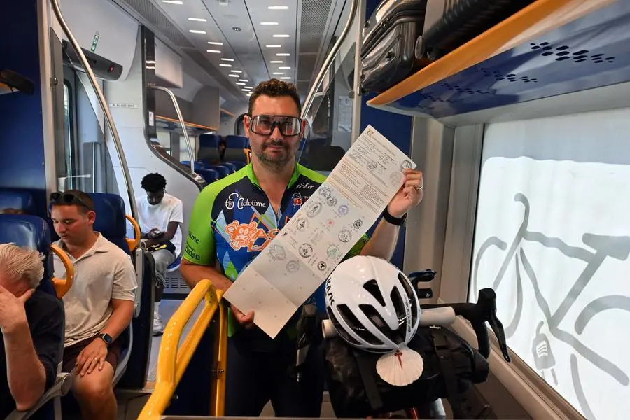 Italy, 2026/6/18 . bordo dei seguenti treni: - Andata: RV4074 tratta Foligno-Spello e RV7508 tratta Spello-Perugia - Ritorno: RV4731 tratta Perugia-Assisi e RV4077 tratta Assisi-Foligno Photograph by ALESSIA GIULIANI / Catholic Press Photo La stazione di PERUGIA Fabrizio Giangreco, 46 anni, in pellegrinaggio in bicicletta: partito l’11 giugno da San Quirico, in provincia di Pordenone, ha raggiunto Assisi il 16 giugno, proseguendo poi il suo cammino verso La Verna.