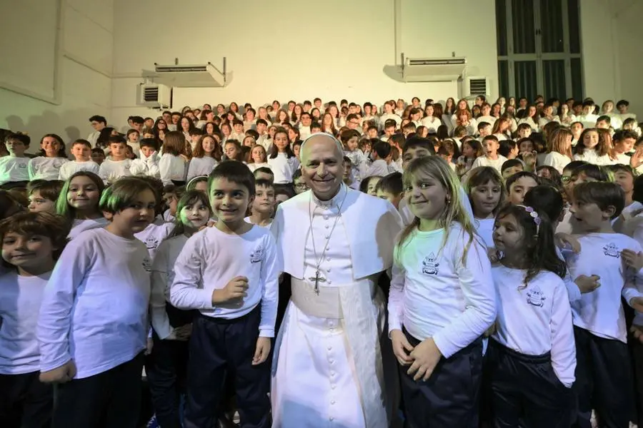 Il Papa con i bambini della scuola pontificia di Castel Gandolfo , EPA