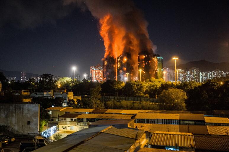 Hong Kong, the drama of the fire: an inferno of fire, death and missing people