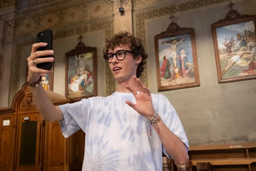 Nicola Camporiondo mentre realizza uno dei suoi video divulgativi in una chiesa. , Stefano Dal Pozzolo/contrasto