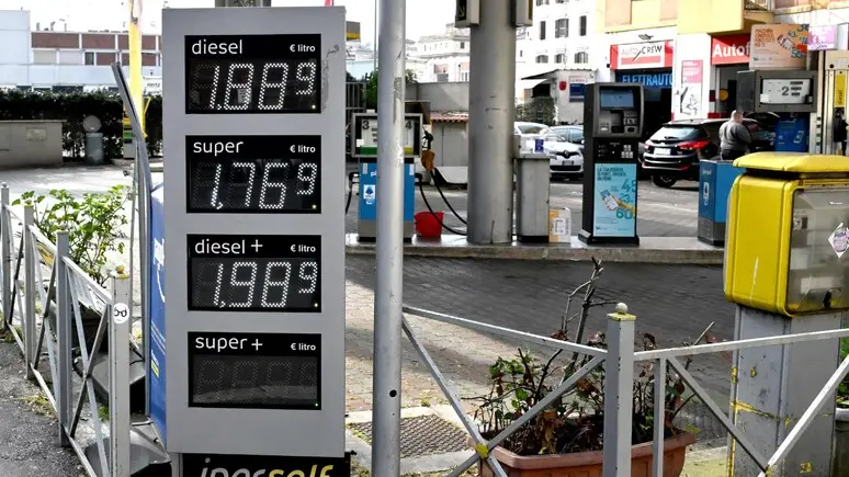 La benzina del sindaco: il paese abruzzese dove il pieno costa 20 centesimi in meno (ma la politica non apprende la lezione)