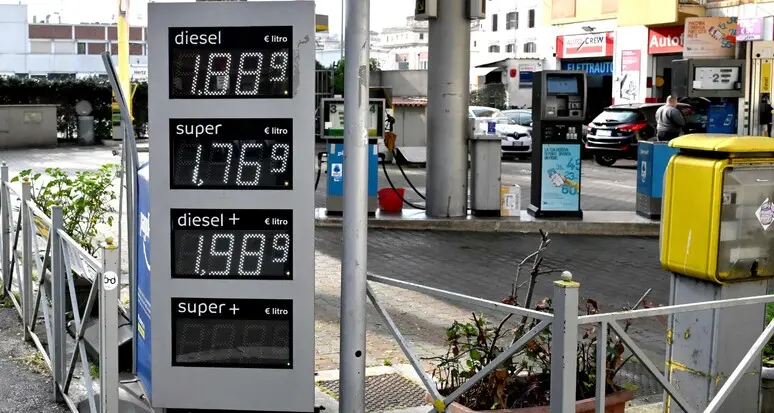 La benzina del sindaco: il paese abruzzese dove il pieno costa 20 centesimi in meno (ma la politica non apprende la lezione)