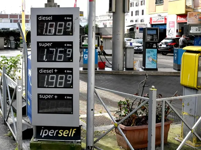 La benzina del sindaco: il paese abruzzese dove il pieno costa 20 centesimi in meno (ma la politica non apprende la lezione)