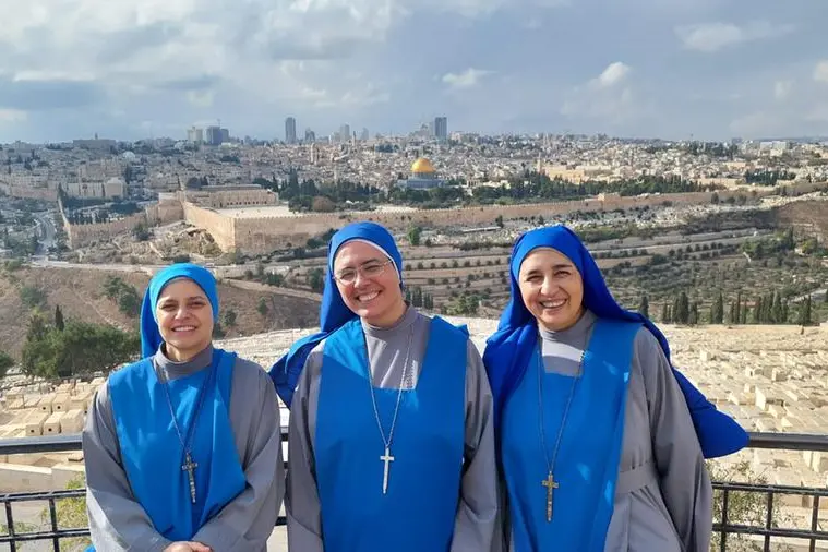 Madre Maria del Cielo (al centro), religiosa argentina delle Serve del Signore e della Vergine di Matarà (SSVM), ramo femminile della Famiglia Religiosa del Verbo Incarnato insieme alle consorelle a Gerusalemme.