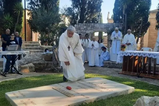 Il cardinale Domenico Battaglia in preghiera sulla tomba di don Tonino Bello ad Alessano (Lecce)