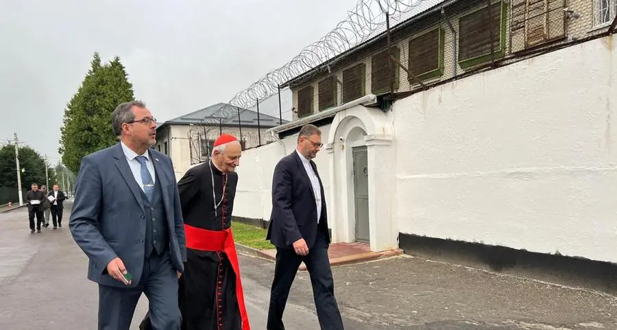 Il cardinale Zuppi in Ucraina visita i prigionieri di guerra russi: «Abbiate la speranza che tornerete a casa»