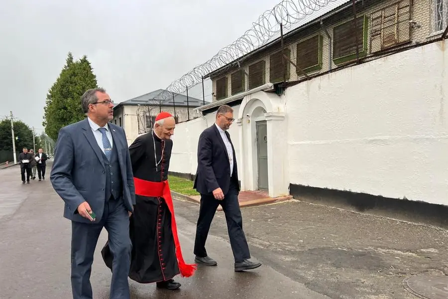 Il cardinale Matteo Maria Zuppi con il nunzio apostolico a Kyiv monsignor Visvaldas Kulbokas e l\\'ambasciatore ucraino presso la Santa Sede Andrii Yurash all\\'ingresso del centro di detenzione nella regione di Leopoli. , FOTO DI GIACOMO GAMBASSI/AVVENIRE