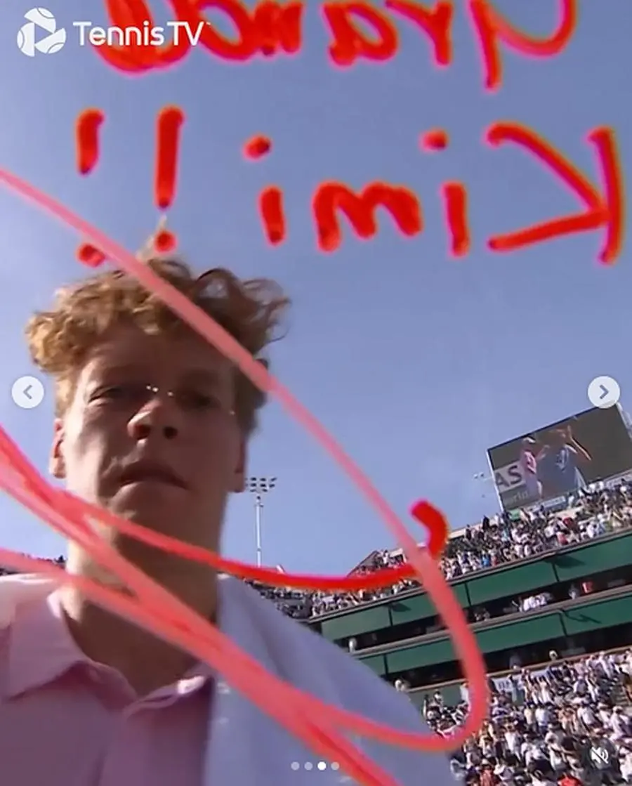 Jannik Sinner \\\"dedica\\\" la vittoria di Indian Wells a Kimi Antonelli. L'azzurro, come da tradizione, firma la telecamera a fine gara e scrive \\\"Bravo Kimi\\\" riferendosi alla vittoria del pilota della Mercedes. Sinner, amico di Antonelli, è notoriamente un appassionato di motori, 16 marzo 2026. INSTAGRAM/TENNIS TV +++ ATTENZIONE LA FOTO NON PUO' ESSERE PUBBLICATA O RIPRODOTTA SENZA L'AUTORIZZAZIONE DELLA FONTE DI ORIGINE CUI SI RINVIA+++ NPK +++
