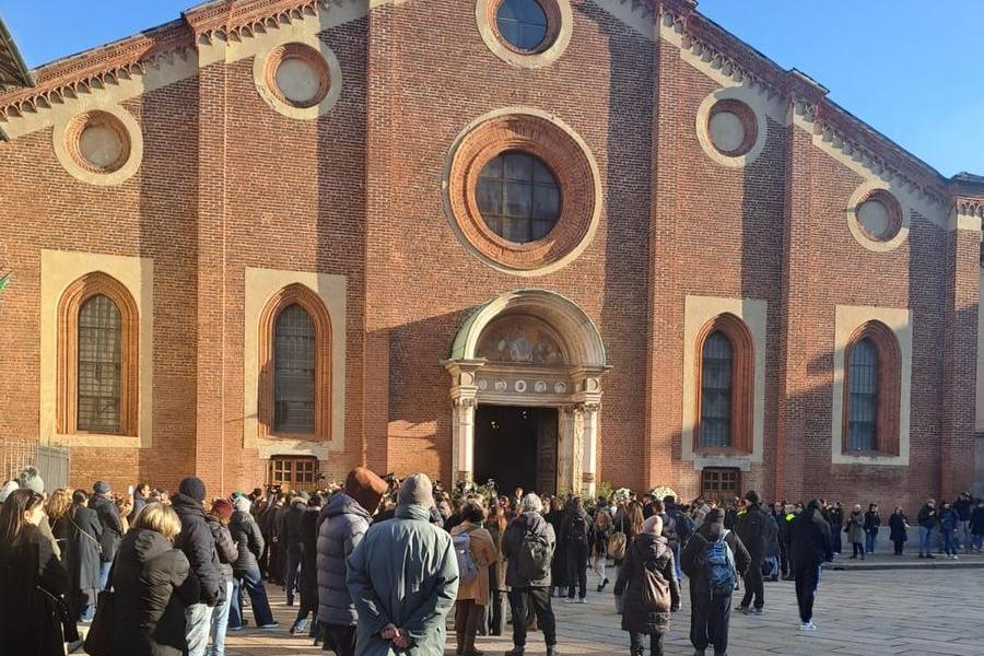 «I will travel for you»: Milan gathers around Chiara for a final farewell