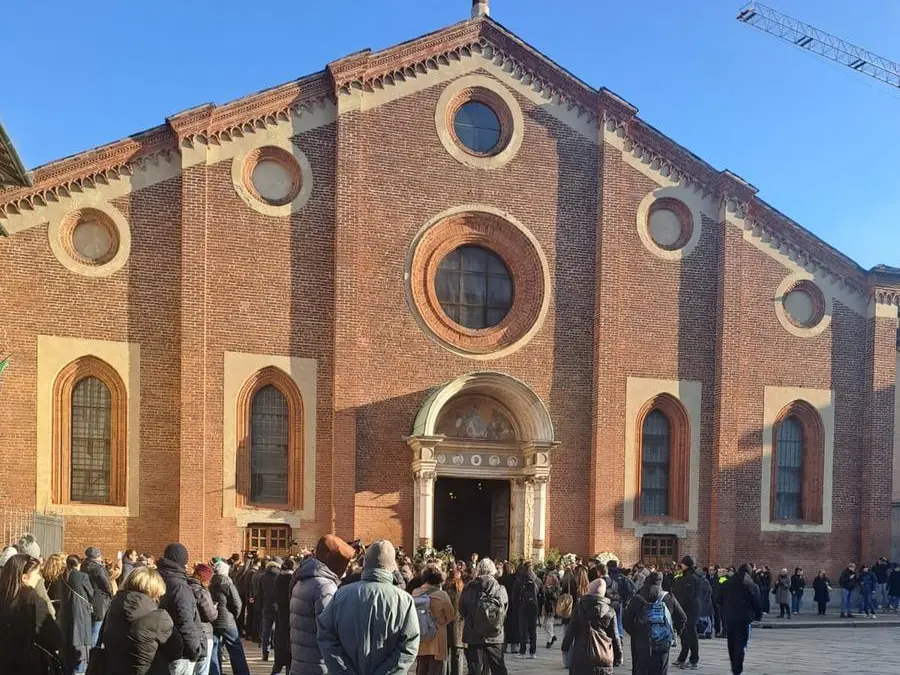 «Viaggerò per te»: Milano si stringe attorno a Chiara per un ultimo saluto