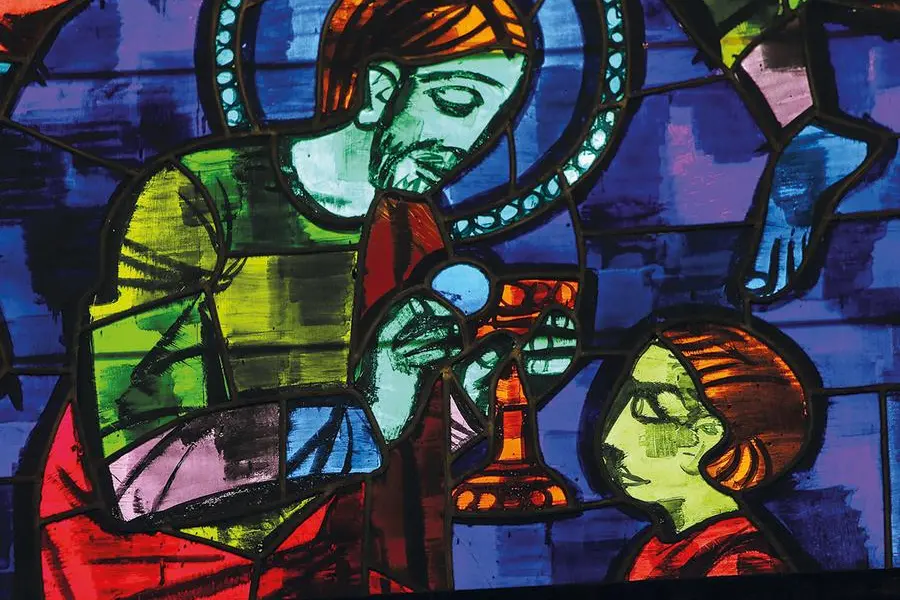 EHTE5F Stained glass window depicting Jesus Christ giving communion in the Church of Martina Franca, Apulia, Italy. , ipa