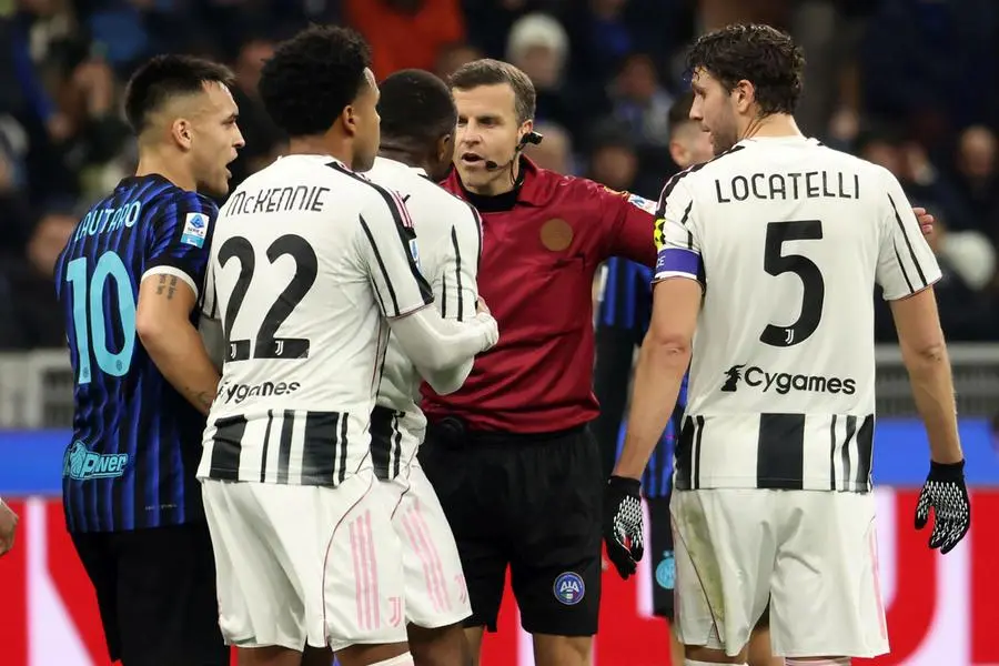 The referee Federico La Penna (C) speaks with JuventusÂ?s Pierre Kalulu during the Italian Serie A soccer match between Inter and Juventus at Giuseppe Meazza stadium in Milan, 14 February 2026. ANSA / MATTEO BAZZI