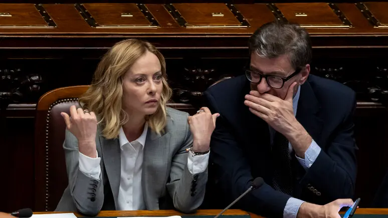 Meloni e Giorgetti vogliono mettere una tassa di 2 euro sui pacchi sotto i 150 euro: cosa cambia per le famiglie italiane nel 2026