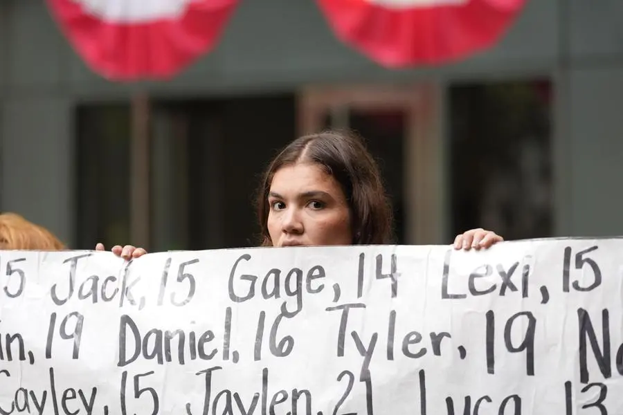 Manifestanti e attivisti si riuniscono per lo storico processo federale contro Meta Platforms, la societ\\u00E0 madre di Facebook e Instagram, presso la Corte Distrettuale degli Stati Uniti a Oakland, California, USA, 18 agosto 2026. I procuratori generali di 29 Stati sostengono che Meta abbia progettato le sue piattaforme social per creare dipendenza in bambini e adolescenti, ingannato il pubblico sulla loro sicurezza e raccolto illegalmente i dati dei minori di 13 anni. , EPA