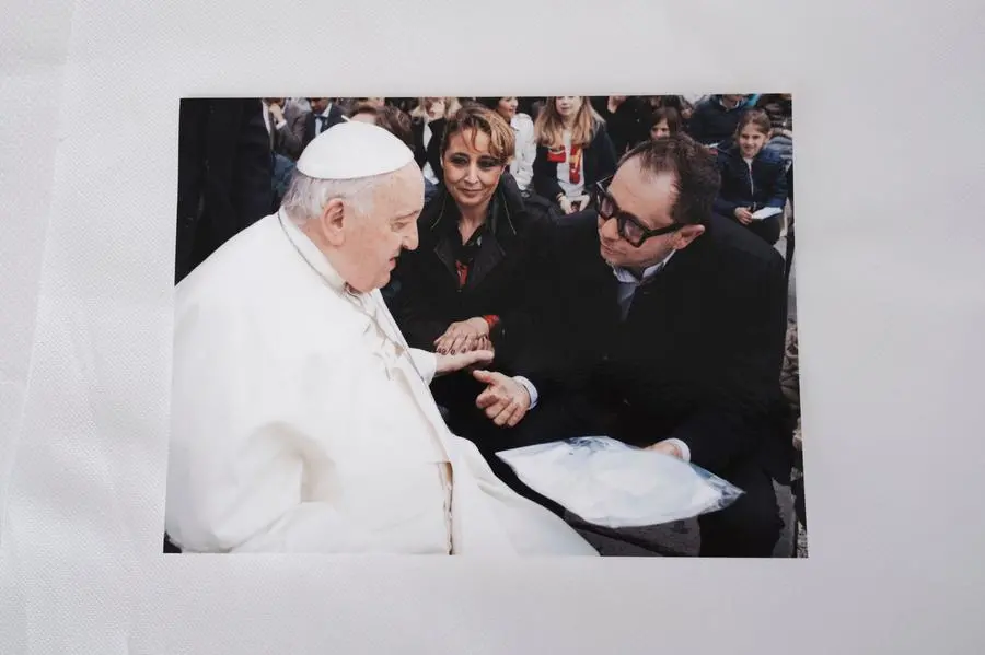 Una fotografia ritrae Giuseppe Bruni mentre consegna una camicia da lui realizzata a Papa Francesco. Martina Franca, 7 maggio 2026.