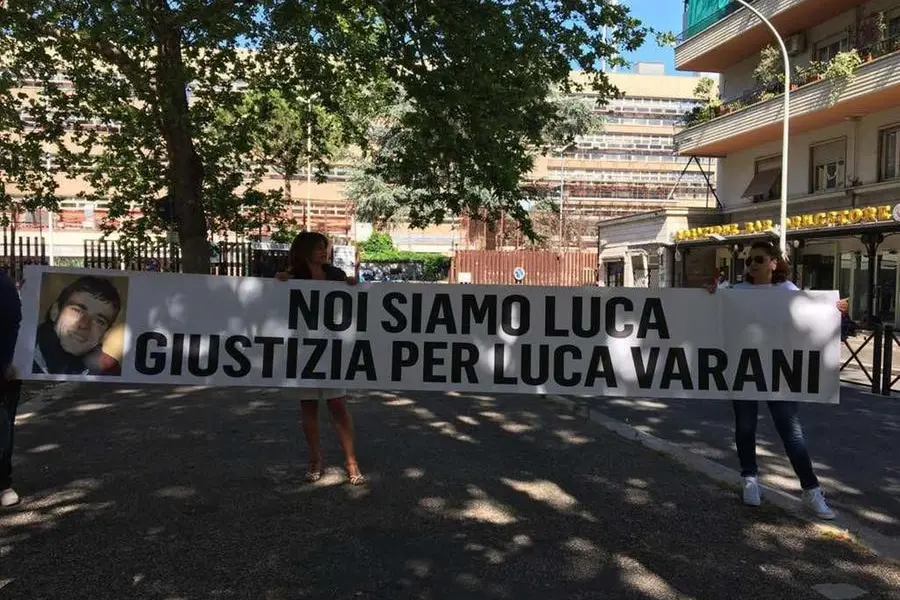 Lo striscione esposto nel 2017 davanti al Tribunale di Roma dai familiari di Luca Varani, il 23enne romano ucciso nel marzo 2016 da Manuel Foffo e Marco Prato dopo essere stato attirato nell’appartamento di via Igino Giordani