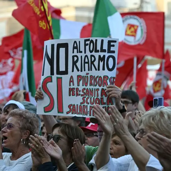 “La via maestra”: a Roma la piazza del lavoro e dei diritti, senza scontri, mentre a Milano il corteo degenera. Il 20 novembre sciopero generale
