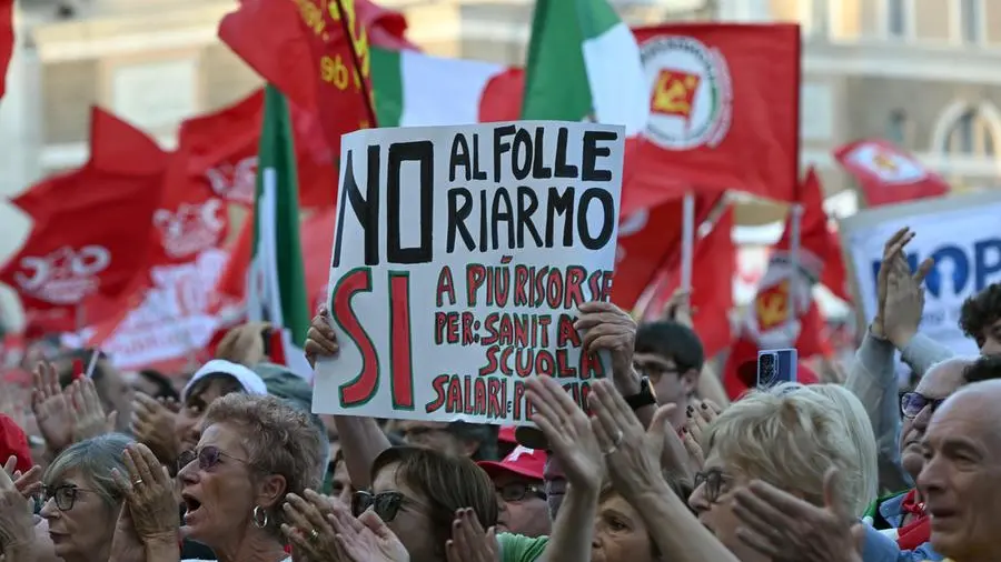 “La via maestra”: a Roma la piazza del lavoro e dei diritti, senza scontri, mentre a Milano il corteo degenera. Il 20 novembre sciopero generale