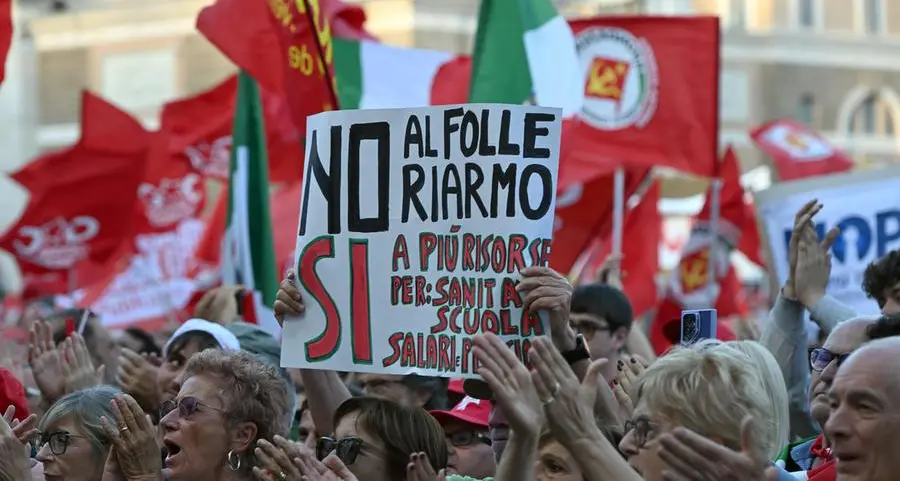 “La via maestra”: a Roma la piazza del lavoro e dei diritti, senza scontri, mentre a Milano il corteo degenera. Il 20 novembre sciopero generale