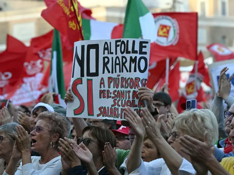 “La via maestra”: a Roma la piazza del lavoro e dei diritti, senza scontri, mentre a Milano il corteo degenera. Il 20 novembre sciopero generale