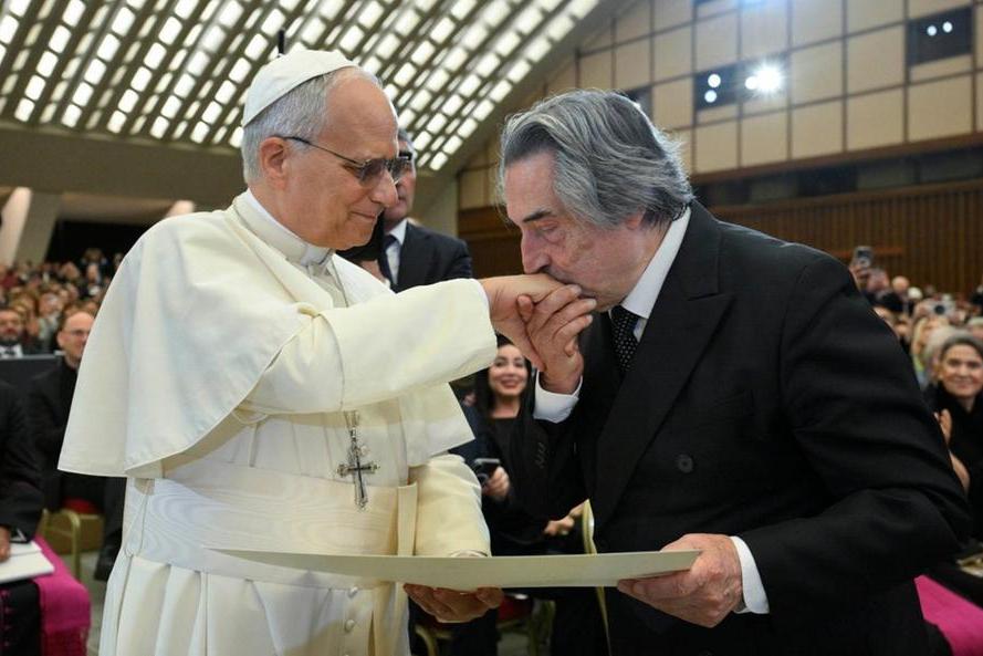Pope Leo XIV presents Riccardo Muti with the Ratzinger Prize Pope Leo XIV presents Riccardo Muti with the Ratzinger Prize