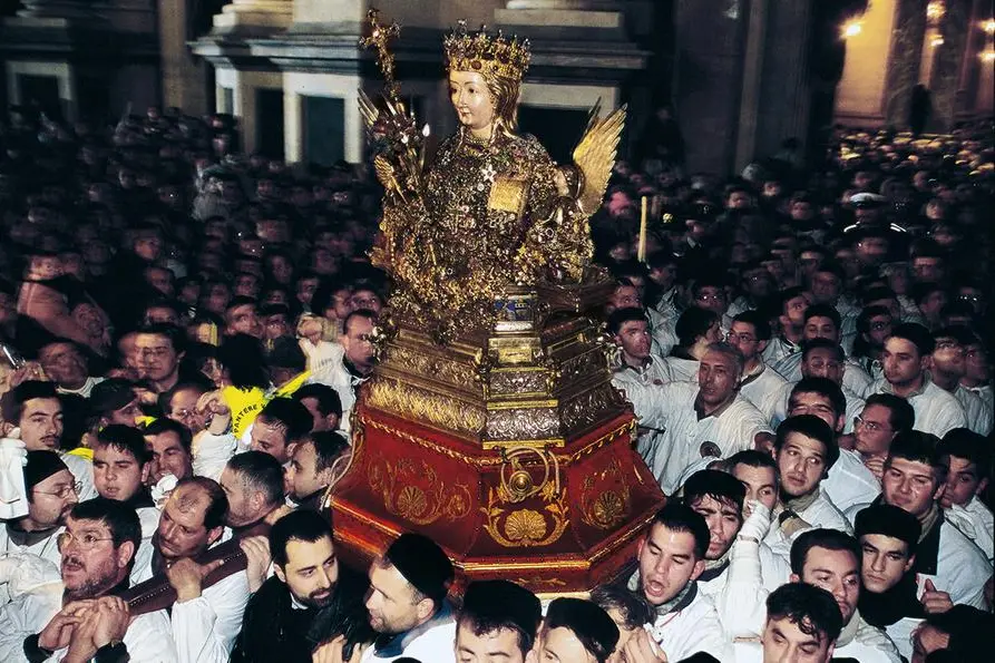 Catania, i devoti issano il busto di Sant\\'Agata sul Fercolo in occasione della festa , IPA