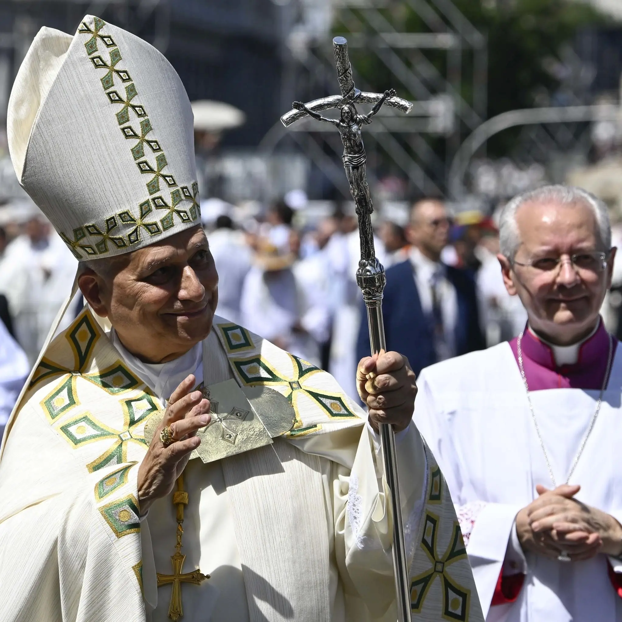 ore 19,30 - Diretta streaming, il Papa celebra la Messa alla Sagrada Familia di Barcellona e inaugura la Torre di Gesù Cristo