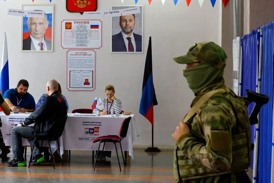 Un seggio elettorale a Donetsk, in una delle quattro regioni ucraine parzialmente occupate dai russi.