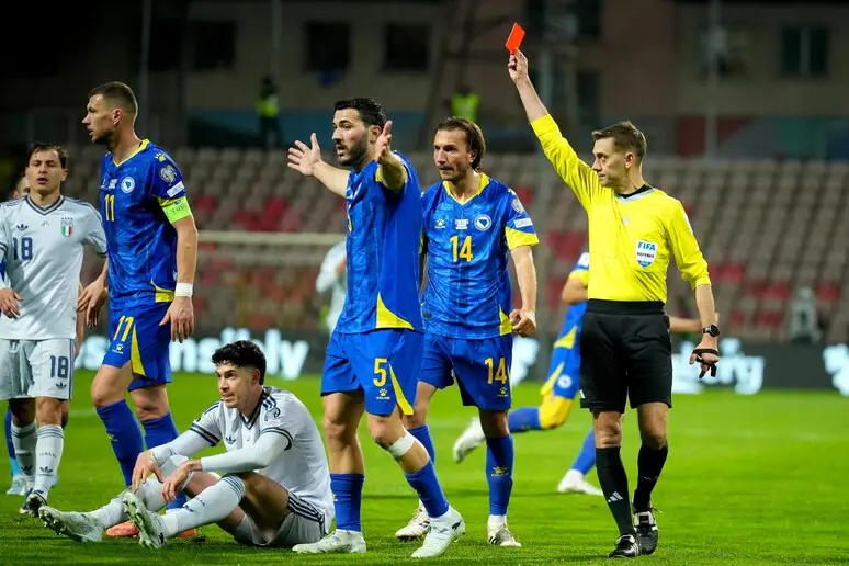 La scivolata in ritardo del difensore dell'Inter Bastoni che ha rimediato il cartellino rosso nella finale degli spareggi dopo aver atterrato un calciatore bosniaco