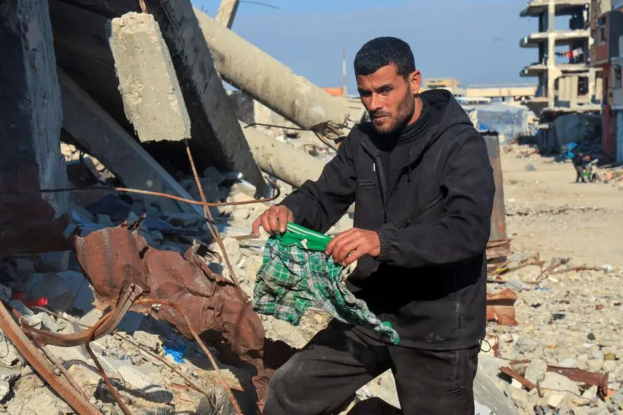 Il palestinese Hamouda Sleem cerca diversi parenti rimasti sotto le macerie della sua casa, distrutta dai bombardamenti israeliani durante la guerra, a Khan Younis, nella sud della Striscia di Gaza , REUTERS