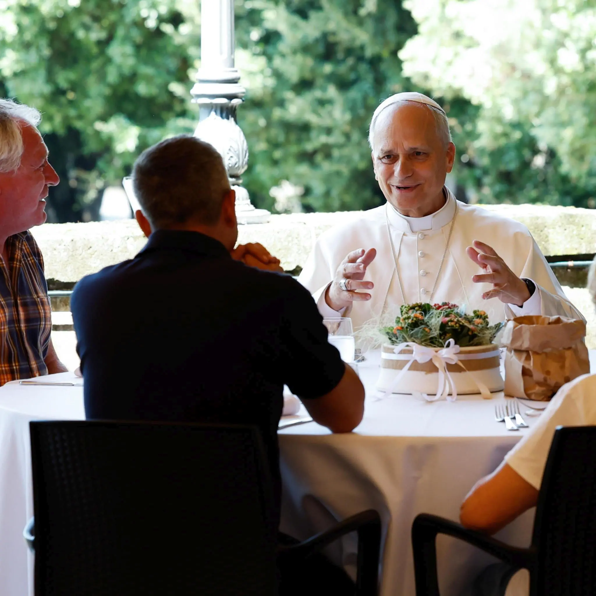 ore 13 - Diretta streaming, il Papa a pranzo con i poveri nel borgo Laudato Si' di Castel Gandolfo