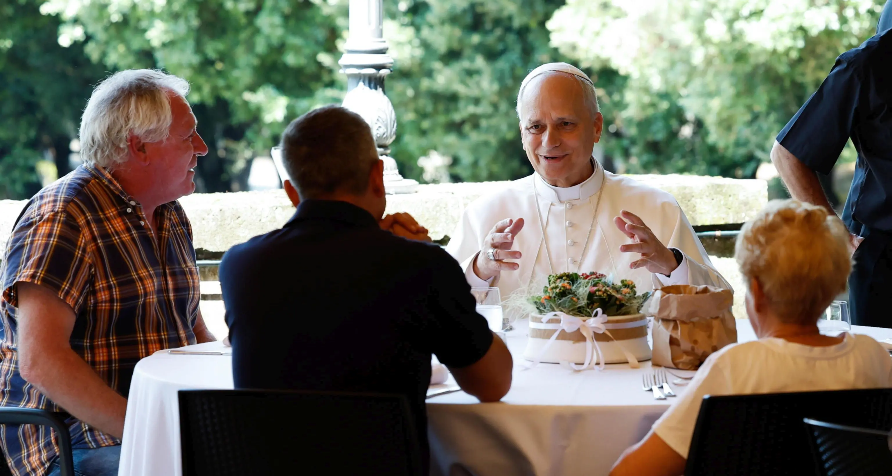 ore 13 - Diretta streaming, il Papa a pranzo con i poveri nel borgo Laudato Si' di Castel Gandolfo
